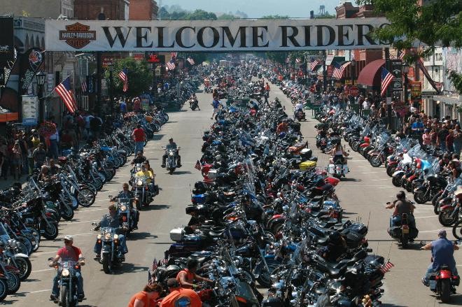 Lễ hội Sturgis Motorcycle Rally thường niên quy tụ hàng trăm nghìn biker đến tham dự tại thị trấn Sturgis nhỏ bé đầu tháng 8 này. Tất cả các con đường, phố xá đều tấp nập những người yêu thích mô tô trên khắp thế giới.